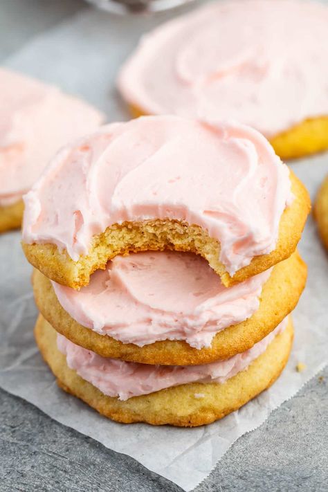 Copycat Pink Sugar Cookies Pink Sugar Cookie Recipe, Pink Sugar Cookies, Cookies Shop, Sugar Cookie Recipe Easy, Crumbl Cookies, Crock Pot Desserts, Vanilla Sugar Cookie, White Chocolate Chip Cookies, Pink Frosting