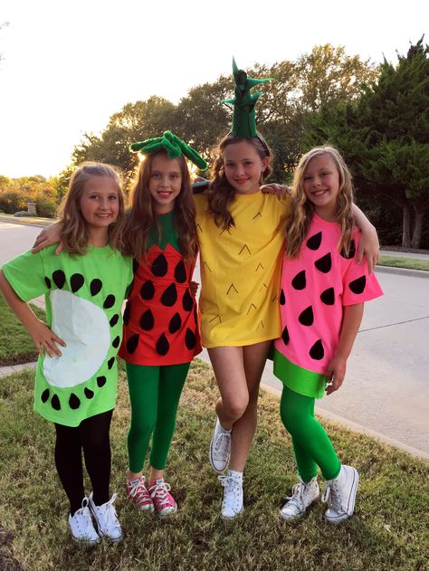 Fruit Salad Halloween costumes Salad Halloween, Fruit Halloween Costumes, Halloween Costume Teenage Girl, Twin Day Outfits, Watermelon Costume, Halloween Costumes Kids Homemade, Diy Fantasia, Teenage Halloween Costumes, Fruit Costumes