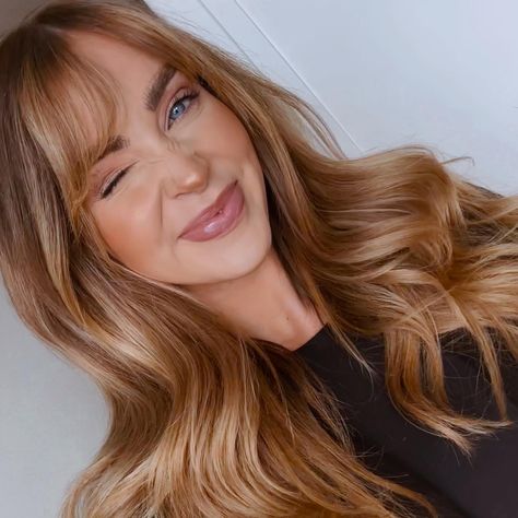 Cara Loren Hair Bangs, Cara Loren Van Brocklin, Dark Root Strawberry Blonde, Cara Loren Bangs, Copper Toner For Blonde Hair, Strawberry Blonde Hair Bangs, Strawberry Blonde Curtain Bangs, Strawberry Blonde Bangs, Highlights In Bangs