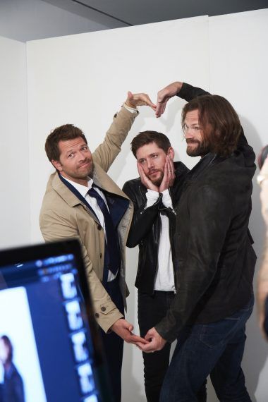 Behind the Scenes of the ‘Supernatural’ Cover Shoot With the Guys (PHOTOS) – TV Insider Supernatural Cover Photo, Supernatural Scenes, Supernatural Photos, Guys Photos, Supernatural Series, Funny Supernatural, Supernatural Actors, Supernatural Wallpaper, Supernatural Pictures