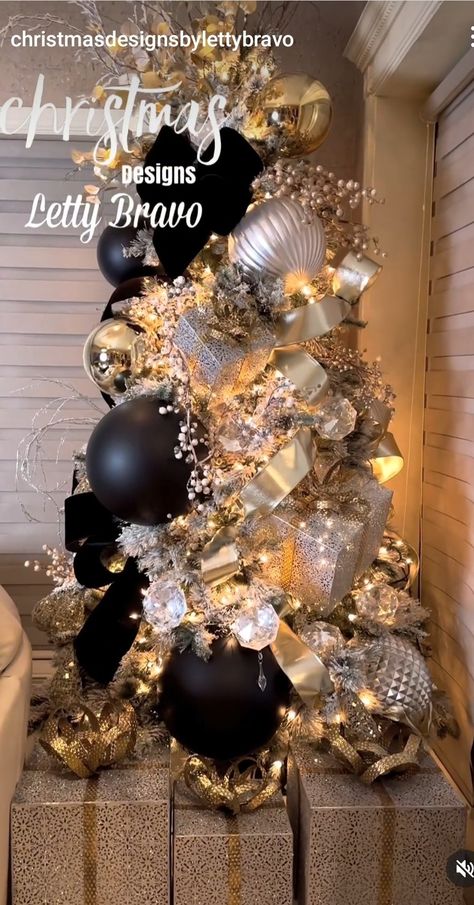 Black And Gold Christmas Tree Decor, Disco Christmas Tree, Black Xmas Tree, Christmas Disco, Peacock Christmas Tree, Elegant Christmas Tree Decorations, Black Christmas Decorations, Pretty Christmas Decorations, Glam Christmas Decor