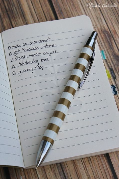 Use this simple system and a little notebook to organize your day and increase your productivity. This is so easy but makes such a difference!! Notebooks Ideas, 2024 Fitness, Budget Worksheets, Organization Life, Plan 2023, Weekly Planner Notebook, Organised Life, Bu Jo, Year Planning