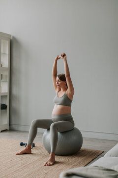 Second Trimester Workouts, Third Trimester Workout, First Trimester Workout, Prenatal Pilates, Yoga Prenatal, Workout Photoshoot, Photo Yoga, Birthing Ball, Fitness Ball