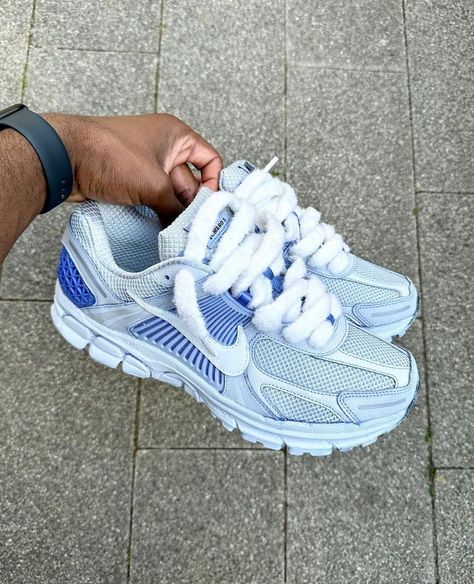 Keep cool in this heat 🥵 Check out this 'Cloud Blue' Nike Zoom Vomero 5 Custom by @patchstudios_ #thedropdate #nike #nikezoomvomero #vomerocustom Zapatillas Nike Basketball, Buty Jordan, Nike Vomero, Pretty Sneakers, Vomero 5, Skor Sneakers, Trendy Shoes Sneakers, Pretty Shoes Sneakers, Kicks Shoes