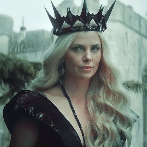 Ravenna Snow White, Lucerys Velaryon, Queen Ravenna, Evil Queens, Queen Aesthetic, Royal Aesthetic, Evil Queen, Charlize Theron, 영감을 주는 캐릭터