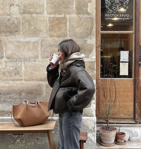 Copenhagen Street Style Winter 2023, Winter 2024 Street Style, Ugg Style Outfit, Copenhagen Winter Style, Polene Outfit, Copenhagen Street Style Winter, Stile Blair Waldorf, Adrette Outfits, Copenhagen Street Style