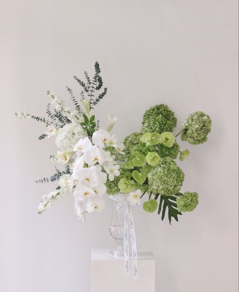 Flower Arrangement Greenery, Ikebana White Flower Arrangement, Orchid Wedding Centerpieces, White And Green Floral Arrangements, White Flower Arrangement, Modern Bouquet, Neutral Wedding Flowers, White Floral Arrangements, White Flower Arrangements