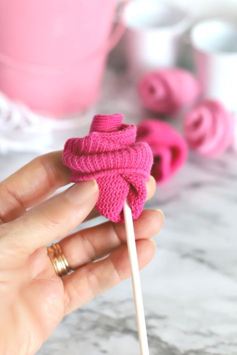 Baby Sock Flowers How To Make, Baby Sock Bouquet Diy, Baby Shower Sock Bouquet, Baby Gifts To Make Creative, Baby Sock Garland, Baby Shower Bouquet Ideas, Rose Themed Baby Shower Ideas, Rose Baby Shower Theme, Diaper Cakes For Baby Girl