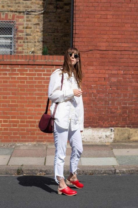 White Clogs Outfit, Red Clogs Outfit, How To Style Clogs, Outfits With Clogs, All Red Outfit, Red Outfit Ideas, Red Shoes Outfit, Clog Outfit, Clogs Outfits