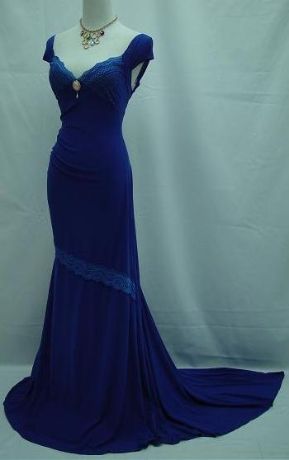 vintage blue dress. found this online ages ago, but can't remember where. love the shape and color Vintage Blue Dress, Deep Blue Dress, Vintage Ball Gowns, Blue Dress Formal, Blue Wedding Dresses, Vintage Gowns, Gala Dresses, Glam Dresses, Prom Wedding