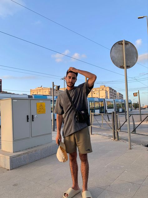 Outfit Ideas With Slides, Birkenstock Arizona Eva Outfit, Yeezy Slide Outfits, Slides Outfit Summer, Outfits With Yeezy Slides, Black Yeezy Slides, Outfits With Yeezy, Slide Outfits, Yeezy Slides Outfit