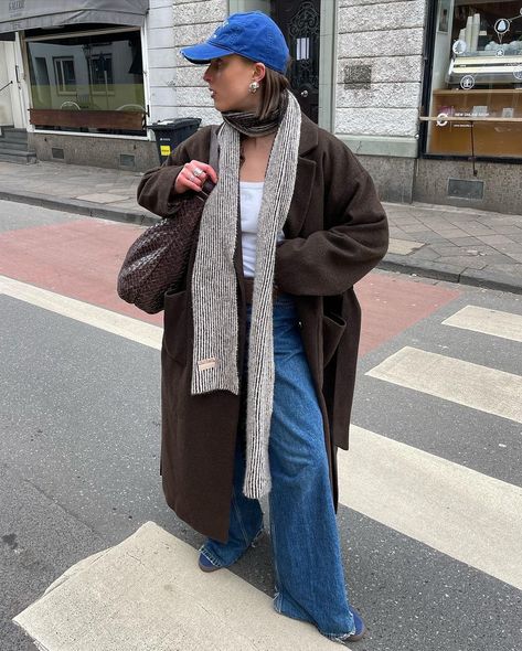 F A S H I O N • Instagram Long Coat Outfit Aesthetic, Baggy Jeans Winter Outfit, Baggy Winter Outfits, Maxi Coat Outfit, Blue Jeans Outfit Winter, London Winter Outfits, Brown Coat Outfit, Korean Winter Outfits, Long Coat Outfit