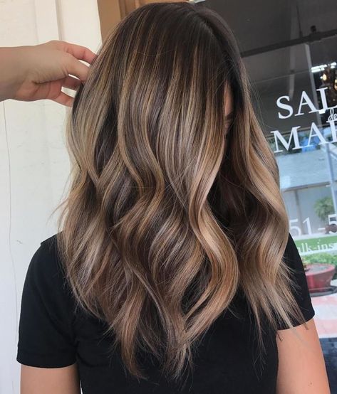 Coffee And Caramel Balayage Hair Cabelo Ombre Hair, Mama Hair, Kadeřnické Trendy, Fesyen Rambut, Medium Layered Hair, Layered Hairstyles, Vlasové Trendy, Brown Hair With Blonde Highlights, Brunette Balayage Hair