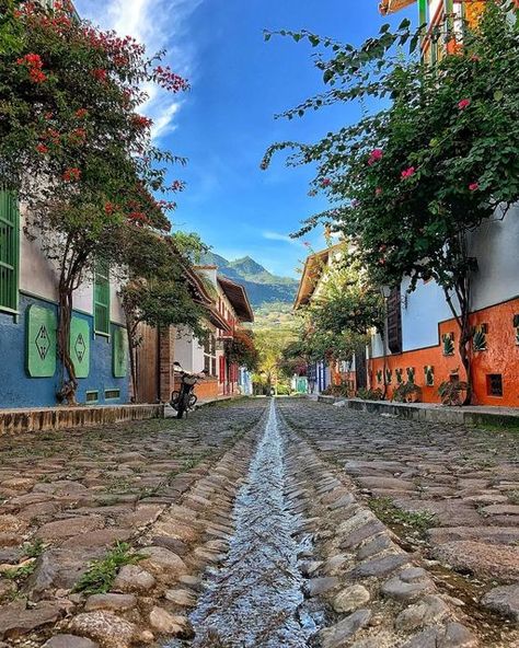 Colombia En Fotos 📸 on Instagram: "Cauca Viejo, Jericó, Antioquía, Colombia. 🇨🇴 📸: @acosta497 . . . . . . . . . . . #CaucaViejo #Jericó #Antioquía #ViajandoPorColombia #ColombiaEnFotos #ViajandoPorCol #Turismo #turismocolombia #fotografía #Fotos #Colombia #VivaColombia #VisitColombia #ConoceColombia #Travelling #Travel #TravelPhotoGraphy #LifeStyle #Traveler #PhotoGraphy #Adventures #Travelblogger #naturelovers #nature #Travels #Adventure #travellingram #traveller #traveltheworld #Colombiatr Visit Colombia, Colombia Travel, 2d Art, Travel Blogger, Focal Point, Travel Photography, Lifestyle, Photography, Travel