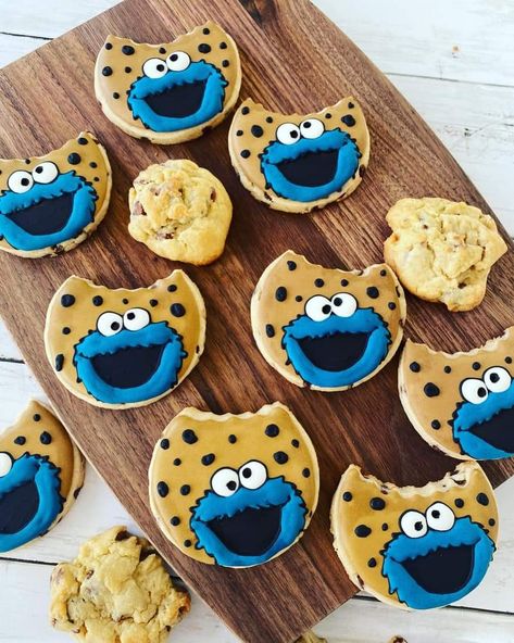 Cookie Monster Cookies Decorated, Monster Cookies Decorated, Backpack Cookies, Cookie Monster Cakes, Cartoon Cookie, Decorate Cookies, Sesame Street Cookies, Mini Torte, Sugar Cookie Royal Icing