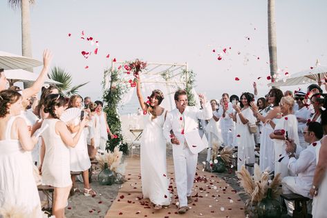 Wedding Attire For Guests, Spanish Beach, White Beach Wedding, Marbella Beach, Beach Wedding White, Vintage Cupcake, Beach Wedding Attire, Beach Wedding Guests, Thai Wedding