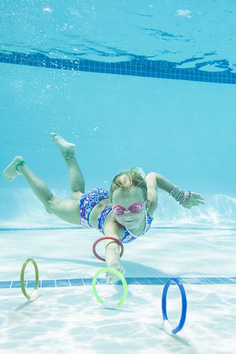 This diving game allows the kids to dive in for treasures. Throw in loose change and watch the kids search for them and then pick them up from the pool floor. Pool Games For Kids, Fun Pool Games, Swimming Games, Gym Games For Kids, Swimming Pool Games, Pool Party Games, Safe Pool, Kids Races, Gym Games