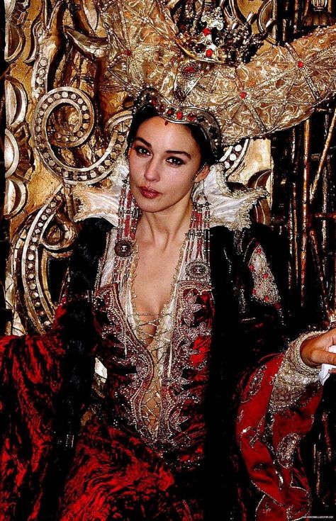 Monica Bellucci playing the mirror queen in The Brothers Grimm (2005) Bellucci Monica, Brothers Grimm, Fairytale Photography, Iconic Dresses, Monica Bellucci, Basel, Grimm, Halloween Cosplay, Celebrity Crush