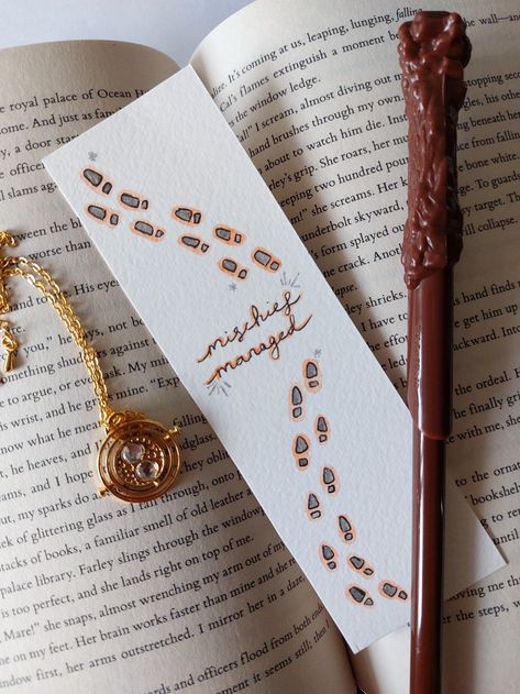 Homemade Bookmarks Harry Potter, Bookmark Ideas Aesthetic Harry Potter, Harry Potter Gifts Diy Homemade, Harry Potter Inspired Bookmarks, Harry Potter Bookmark Painting, Harry Potter Book Mark Ideas, Printable Harry Potter Bookmarks, Handmade Harry Potter Gifts, Book Mark Harry Potter