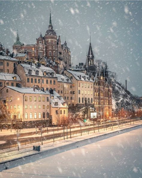 Stockholm Instagram on Instagram: “Mariaberget in the snow ❄️❤️ Lovely shot by @kjtsvensson 🙌 #stockholm_insta #sweden_images” Stockholm Snow, Sweden Snow, Stockholm Instagram, Winter Stockholm, Stockholm Winter, Sweden Aesthetic, Travelling Abroad, Country Aesthetic, Stockholm City