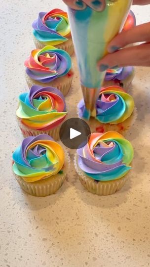 Multicolored Frosting Piping, Rainbow Icing Cake, Rainbow Cupcakes Ideas, Rainbow Buttercream Cake, Cupcake Cake Ideas, Rainbow Icing, Rainbow Buttercream, Frozen Yogurt Bark, Rainbow Frosting