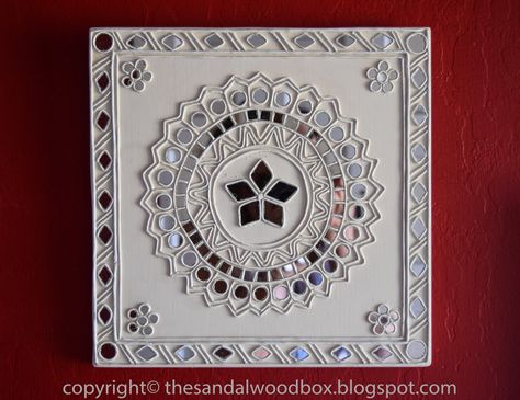 http://thesandalwoodbox.blogspot.com/2015/09/lippan-kaam-mud-mirror-work.html Mud Mirror Work, Lippan Kaam, تاج محل, Rajasthani Art, Lippan Art, Mirror Crafts, Traditional Wall Art, Canvas Art Projects, Clay Wall Art