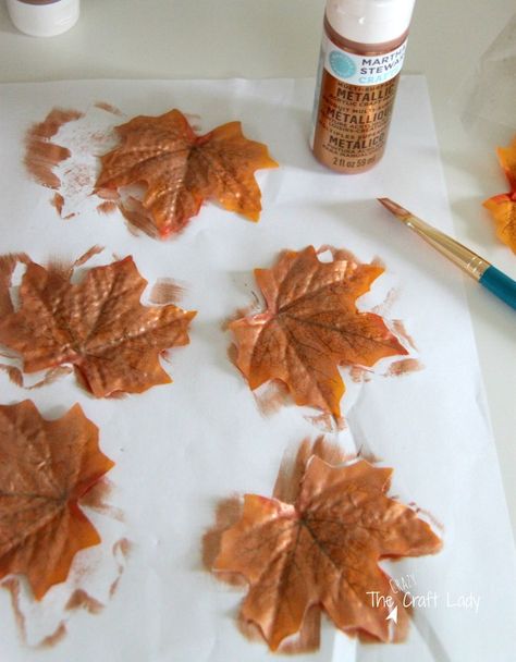 Dollar Store metallic leaves - the perfect dollar store craft for fall! Dollar Store Fall Crafts Diy, Burlap Leaves, Halloween Doodles, Leaf Projects, Fall Decor Diy Crafts, Season Decor, Dollar Tree Fall, Copper Crafts, Cone Trees