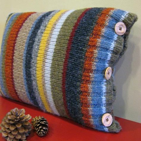 Sweater Quilts, Quilting Beginners, Sweater Projects, Sweater Pillow, Upcycled Sweater, Recycled Sweaters, Pillow Tutorial, Sew Ins, Costura Diy