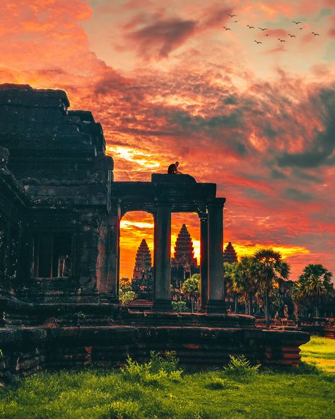 Angkor Wat Sunrise, Watch Sunrise, Ankor Wat, Beautiful Moon Pictures, Fantasy Cities, Travel Cambodia, Friendship Quotes Images, Angkor Wat Cambodia, Angkor Wat Temple