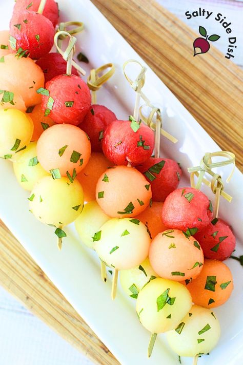 Rainbow Fruit Skewers Melon Starter Ideas, Melon Ball Skewers, Melon Starter Christmas, Watermelon Dessert Ideas, Fruit Kabobs For Party Skewers, Melon Kabobs, Colorful Appetizers, Veggie Combos, Trending Snacks