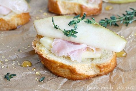 Pear Crostini, Hosting Easter, Crostini Toppings, Easy Easter Brunch Recipes, Easy Easter Brunch, Toasted Crostini, Goat Cheese Crostini, Crostini Appetizers, Easter Appetizers