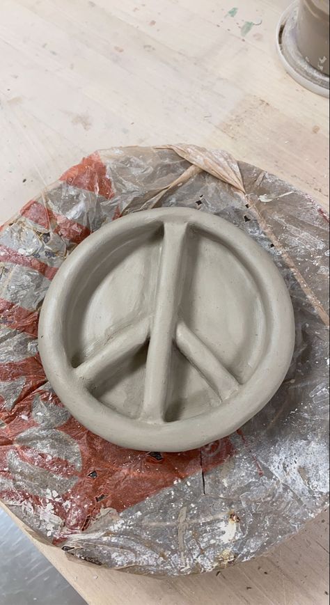 Slap Ceramic Ideas, Clay Craft Ideas Aesthetic, Clay Ideas Tray, Cool Air Dry Clay Ideas, Spiritual Clay Art, Clay Rolling Tray Diy, Weird Clay Ideas, Clay Pottery Aesthetic, Small Clay Art