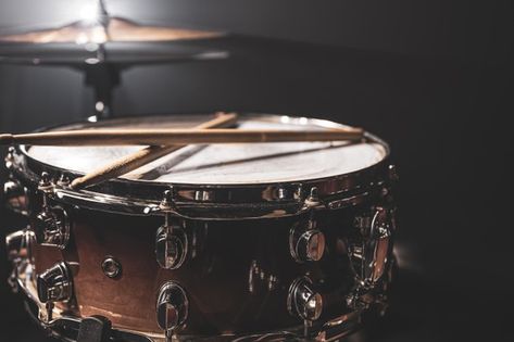 Djembe Drum, Percussion Instrument, How To Play Drums, Sound Engineer, Percussion Instruments, Background Music, Snare Drum, Music People, Beautiful Lighting