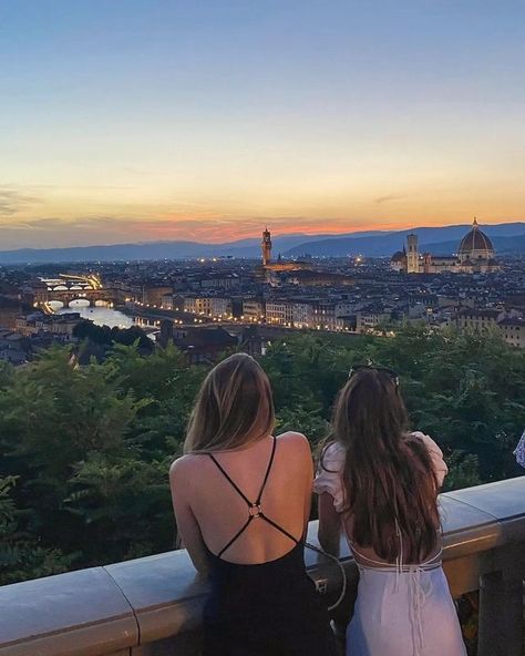 Florence With Friends, Living In Italy Life, Besties In Italy, Interailling Europe, Florence Instagram Pictures, Best Friends In Italy, Florence Picture Ideas, Florence Pictures, Summer In Florence