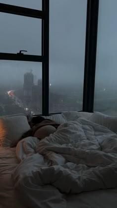 Appartement New York, City View Apartment, Rainy Day Aesthetic, Apartment View, Apartment Aesthetic, New York Apartment, Aesthetic Rooms, Dreamy Room, Dream Room Inspiration