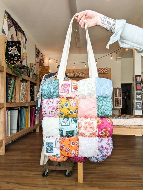 Charm Pack Puff Tote Tutorial! Charm Pack Bags Totes, Pillowcase Bags Diy, Tote Bags Sewing Pattern, Things To Sew With Stretchy Fabric, Puffy Quilted Bag, Sewn Bags Pattern, Easy Puff Quilt, Simple Diy Sewing Projects, Scrap Projects Fabric