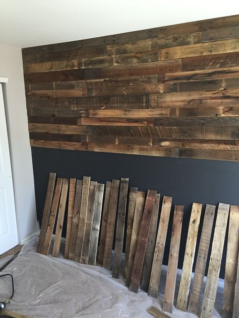 Pallet Wood Walls Living Room, Pallet Wall Nursery, Pallet Wall Bedroom, Rustic Boys Bedrooms, Pallet Wall Ideas, Western Room Ideas, Pallet Accent Wall, Wood Walls Living Room, Pallet Wood Wall