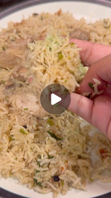 Chicken Pulao Recipe Indian, Yakhni Pulao Chicken, Ghee Rice Recipe, Chicken Pulao Recipe, Yakhni Pulao, Chicken Pulao, Recipe Developer, Whole Spices, Green Cardamom