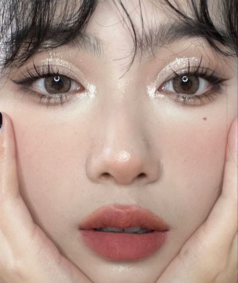 Asian Double Eyelid Makeup, Dainty Makeup Looks, Douyin Makeup White Woman, Neutral Douyin Makeup, Cool Tone Douyin Makeup, Douyin Cut Crease, Asian Makeup Looks Hooded Eyes, Ulzangg Makeup, Angelic Makeup Aesthetic