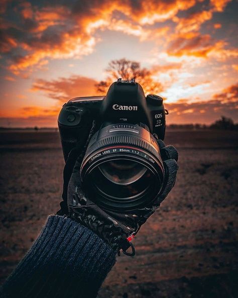 Best Camera For Photography, Camera Wallpaper, World Photography Day, Best Dslr, Cb Editing, Digital Camera Photography, Cb Background, Black Background Photography, Bike Photoshoot