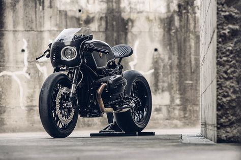 Bavarian Fistfighter: A brutal custom BMW R nineT from Rough Crafts. Custom Ducati, Bike Garage, Luxe Auto's, Moto Scrambler, R Nine T, Motos Vintage, Motos Bmw, Moto Bmw, Мотоциклы Cafe Racers