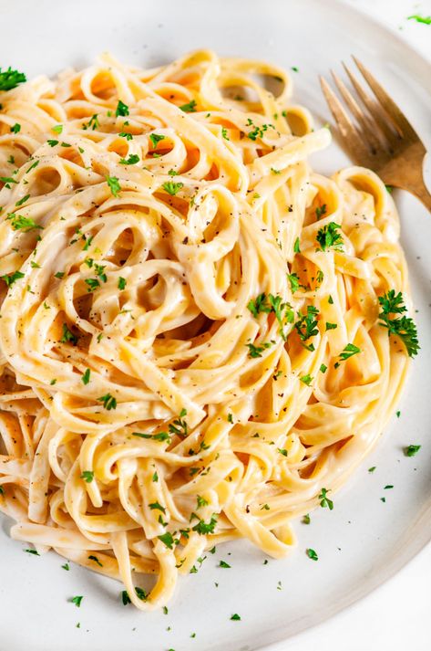 Creamy Skinny Fettucine Alfredo - Guilt free, restaurant quality, wonderfully creamy fettuccine pasta done in just 20 minutes. Quick Pasta, Fettuccine Pasta, Recipe Vegetarian, Fettuccine Alfredo, Alfredo Pasta, Italian Dinner, Dinner Easy, Quick Easy Dinner, Vegetarian Recipes Dinner