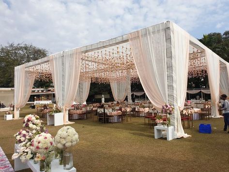 Cabana Tent Wedding, Day Wedding Stage Decoration, Pakistani Outdoor Wedding Decor, Gazebo Ideas Wedding Outdoor, Outdoor Walima Decor, Wedding Cabana Decor, Trusses Wedding Decor, Wedding Hotel Decorations, Outdoor Day Wedding Decor