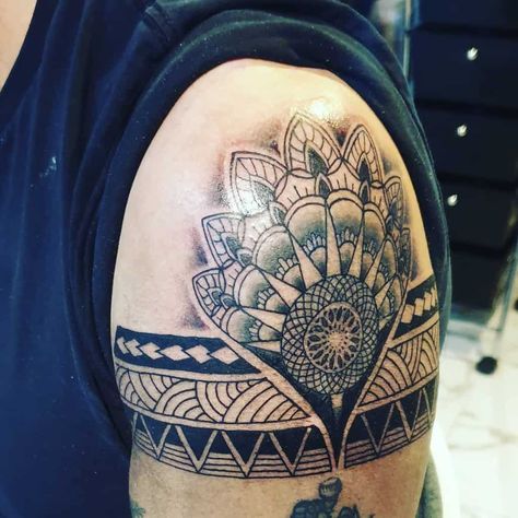 Tattoo Upper Arm For Men, First Tattoo Ideas For Men Arm, Tattoo Ideas For Men Upper Arm, Top Of Shoulder Tattoo Men, Deltoid Tattoo, Upper Shoulder Tattoo Men, Upper Shoulder Tattoo Men Ideas, Traditional Polynesian Tattoo, Upper Arm Tattoo Ideas