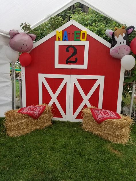 Farm Backdrop Gender Neutral First Birthday, Barn Birthday Party, Decoration Creche, Farm Themed Party, Party Wall Decorations, Barnyard Birthday Party, Farm Theme Birthday, Farm Animals Theme, Farm Animal Party