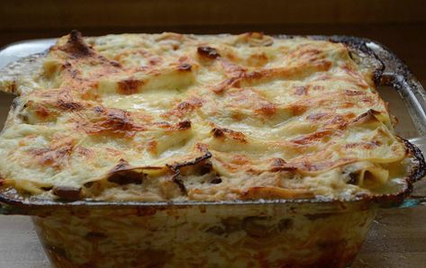 Cheesy Chicken and Mushroom Lasagne Chicken Mushroom Lasagna, White Lasagne, Mushroom Lasagne, Lasagne Roll Ups, Easy White Sauce, Mushroom Lasagna, Chicken Recipes Boneless, Chicken And Mushroom, Chicken Mushroom