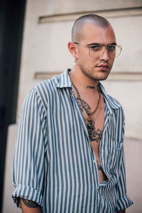 Marc Goehring Fashion Director Stylist Buzz Cut Picture Burberry Street Style, European Fashion Men, Menswear Street Style, Outfit Guys, Trend Sunglasses, Bald Men Style, Rich Fashion, Street Style 2017, Mens Fashion Edgy