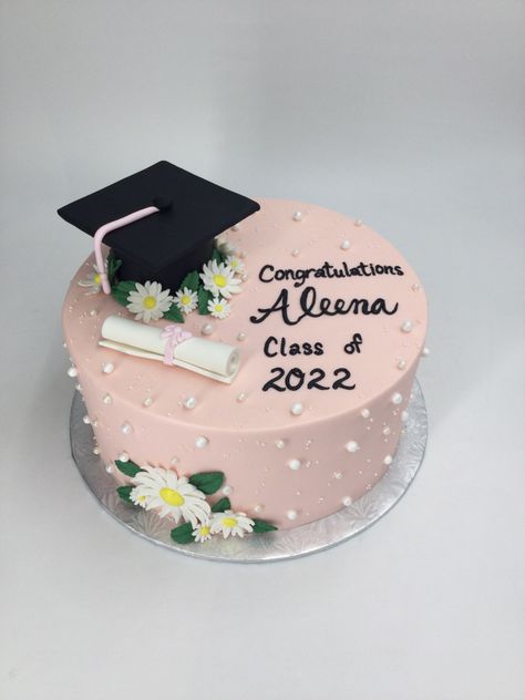 Grad Cake With Flowers, Small Graduation Cake Ideas, Graduation Theme Cake Ideas, Cute Graduation Cakes College, Grad Cakes Simple, Simple Graduation Cakes College, College Graduation Cake Ideas For Women, Graduation Cake Designs 2024, Simple Grad Cake