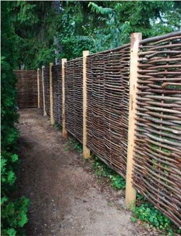 Do you need a fence that doesn't make you broke? Learn how to build a fence with this collection of 27 DIY cheap fence ideas. Contemporary Fencing, Cerca Natural, Wattle Fence, Diy Garden Landscaping, Taman Diy, Natural Fence, Garden Works, Cheap Fence, Living Fence