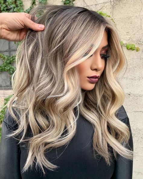 Dirty Blonde Hair with Peach Money Piece Wet Balayage, Kadeřnické Trendy, Blond Balayage, Dyed Blonde Hair, Money Piece, Vlasové Trendy, Dirty Blonde Hair, Icy Blonde, Ash Blonde Hair